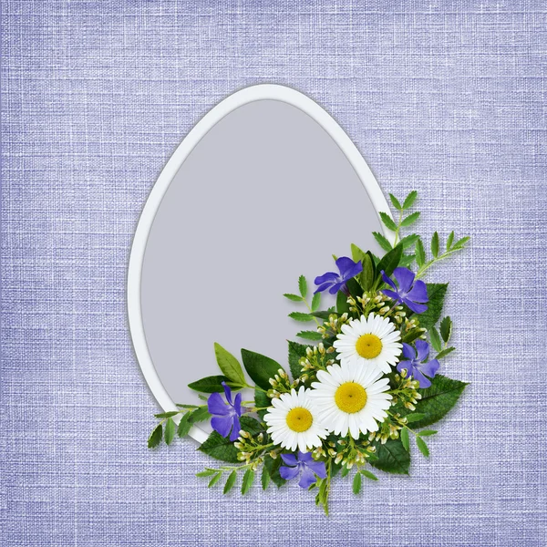 Kır çiçekleri buketi ve Paskalya yortusu yumurta — Stok fotoğraf